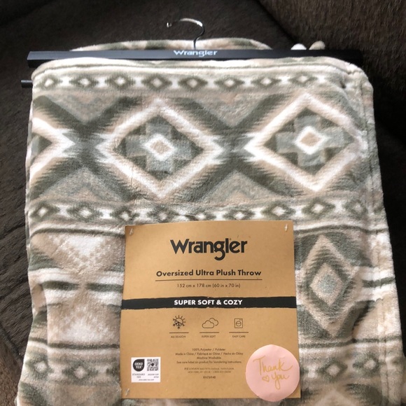 Wrangler Geometric Plush Blanket in Green and Cream - Picture 11 of 11
